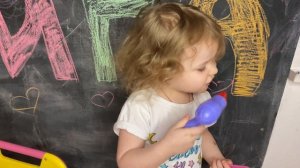 Дочка как мама красится косметикой и наряжается на бал. Детская косметика. Набор «Салон красоты».