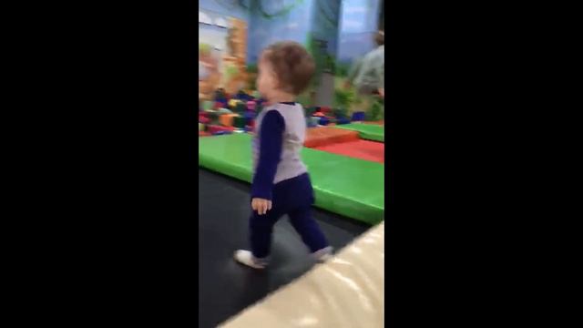 Amadeo играет на Детской Площадке || Amadeo plays at the playground смотреть онлайн