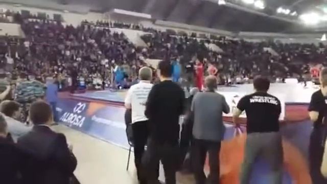 на чемпионате росии по вольной барьбе спорциены якутии и дагестана устроили драку смотреть онлайн