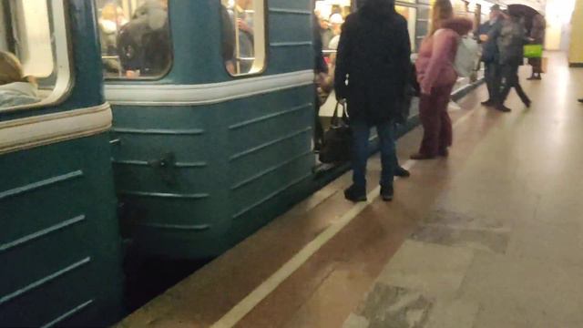 Поезд Номерной 81-717/714 на станции Чистые пруды (1) Сокольническая линия смотреть онлайн
