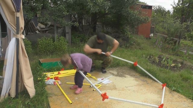 Долгожданный батут - сборка и установка. Дети рады смотреть онлайн