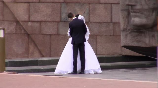 Самара. Свадебная традиция посещать площадь Славы смотреть онлайн
