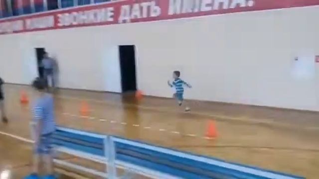 Мальчики 6 лет бегут дистанцию 400 м. смотреть онлайн