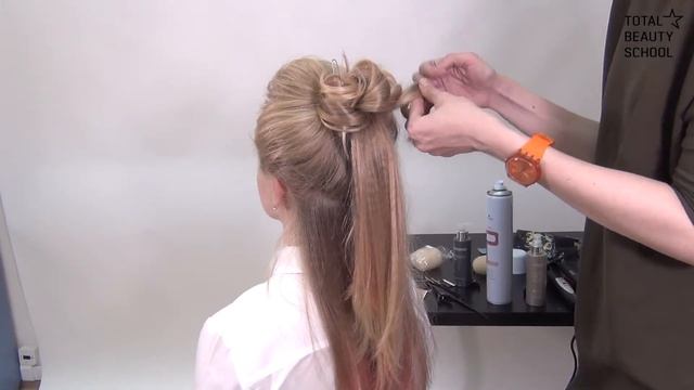 Как сделать высокий пучок? Пошаговый урок по прическам. смотреть онлайн