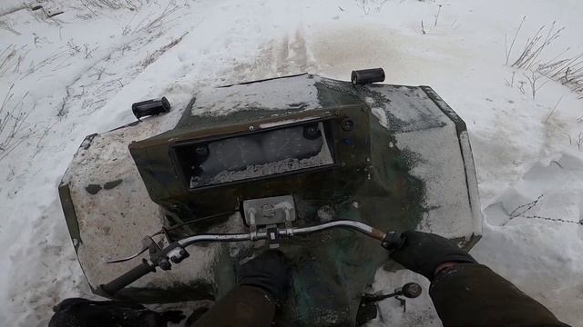 Квадроцикл с колесами ГАЗ 66 в метровом сугробе смотреть онлайн
