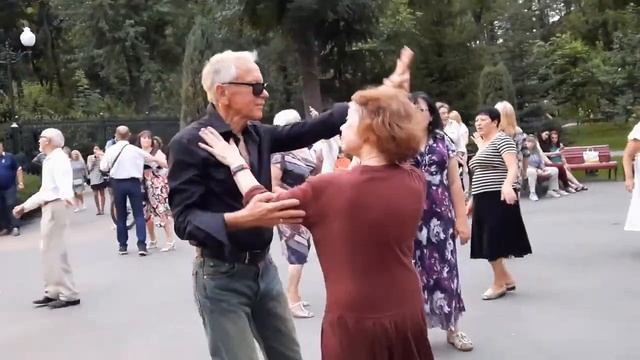 БЕГУТ ГОДА,НО ГРУСТЬ ПЕЧАЛЬ В ТВОИХ ГЛАЗАХ... смотреть онлайн