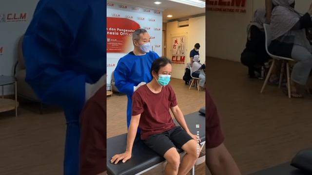 "Spondylitis", for more than 20 years . Chris Leong explains and helps to re-align back. смотреть онлайн