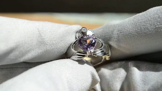 Кладдахское кольцо из белого золота с аметистом и бриллиантом смотреть онлайн