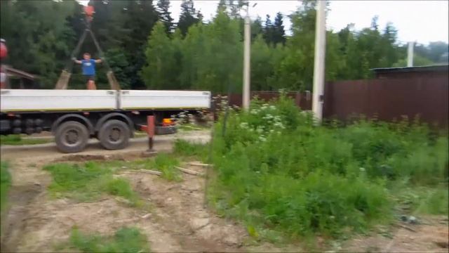 НАЧИНАЕМ СТРОИТЬ КАРКАСНЫЙ ДОМ В ХОТЬКОВО | РАЗГРУЖАЕМ СВАИ ДЛЯ ФУНДАМЕНТА смотреть онлайн