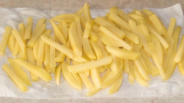 Жареная картошка. Жареная картошка на сковороде с золотистой корочкой. смотреть онлайн