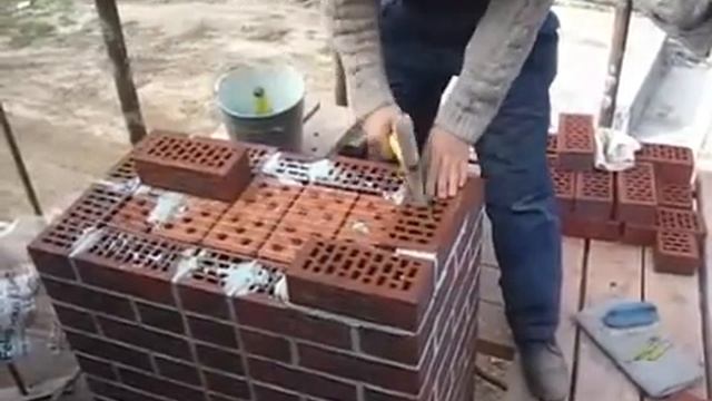 Кладка колонны из клинкерного кирпича Feldhaus Klinker смотреть онлайн