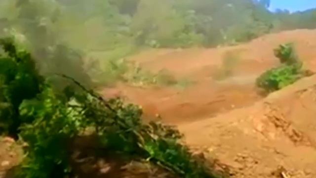 САМЫЕ БОЛЬШИЕ И МОЩНЫЕ ОПОЛЗНИ И КАМНЕПАДЫ СНЯТЫЕ НА КАМЕРУ. смотреть онлайн