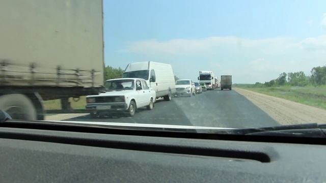 Многокилометровая пробка на трассе Саратов-Волгоград смотреть онлайн