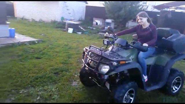 Девушка за рулем квадроцикла. Покатушки на квадрике. смотреть онлайн