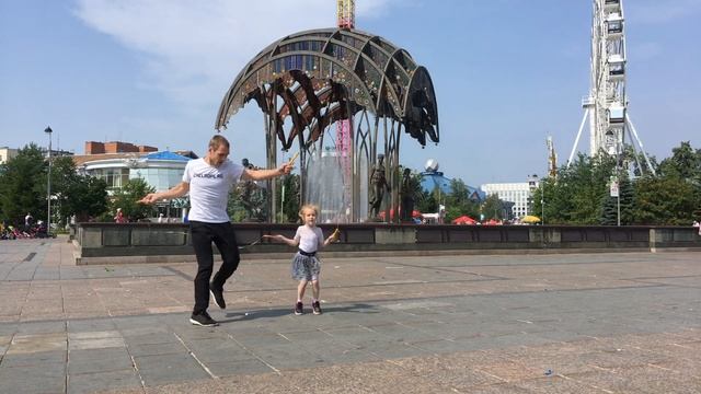 Семейный дуэт папы и дочки со скакалками смотреть онлайн