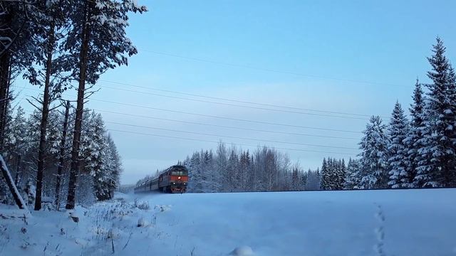 ТЭП70-462 с пассажирским поездом Москва-Сыктывкар смотреть онлайн