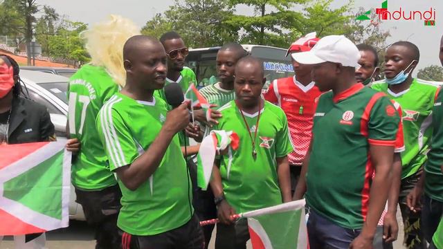 Ukwo Francine Niyosaba yakiriwe n'aba fana b'intamba mu Rugamba смотреть онлайн