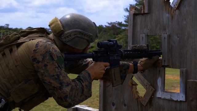 Reconnaissance MEF’s and Green Berets train rifle skills (B-roll) смотреть онлайн