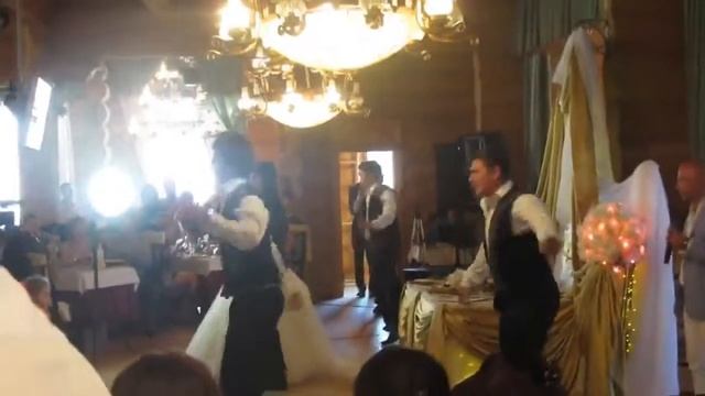 Тимур Перцев. Подставной первый танец Малодожён Анаса и Ларисы Камалиевых смотреть онлайн