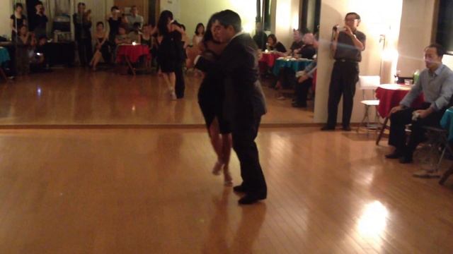 Leonel MENDIETA & Natalia HASSAN at "Nagoya Tango Origin" - Oct. 2012 смотреть онлайн