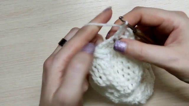 Тёплая шапочка с ажурным узором/крючком/ смотреть онлайн