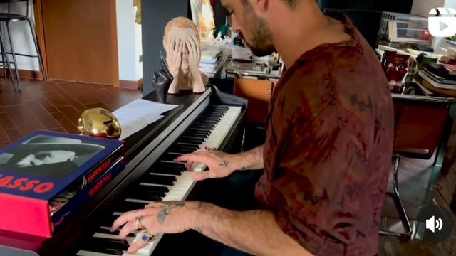 Michele Morrone playing the piano (2) смотреть онлайн