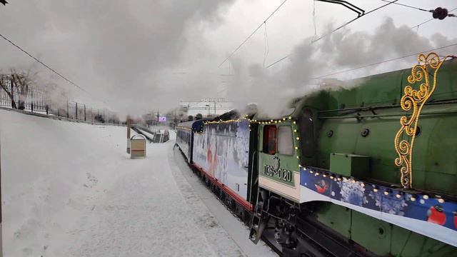 поезд Деда Мороза прибывает в Новосибирск под паровозом смотреть онлайн