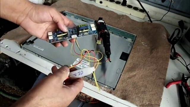 REPARACION DE MONITOR HYUNDAI K93S PRENDE Y SE APAGA EN 3 SEGUNDOS смотреть онлайн