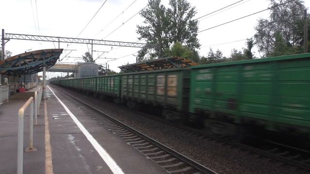 С гербом СССР! Встреча тепловоза М62-1634 с электровозом ВЛ10У-618 с грузовым поездом смотреть онлайн