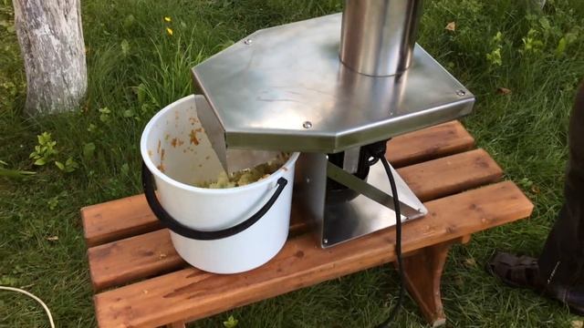 Электрический измельчитель ES-055 для яблок, ягод, винограда, фруктов и овощей смотреть онлайн