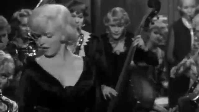 Фрагмент в поезде «В джазе только девушки» Мерлин Монро играет на Укулеле смотреть онлайн