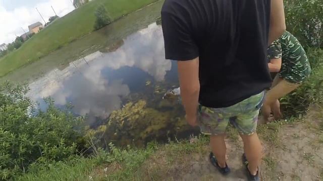 ПОСТРОИЛИ ПЛОТ НА КОТОРОМ ЧУТЬ НЕ УТОНУЛ!Роюсь в МУСОРКЕ! смотреть онлайн