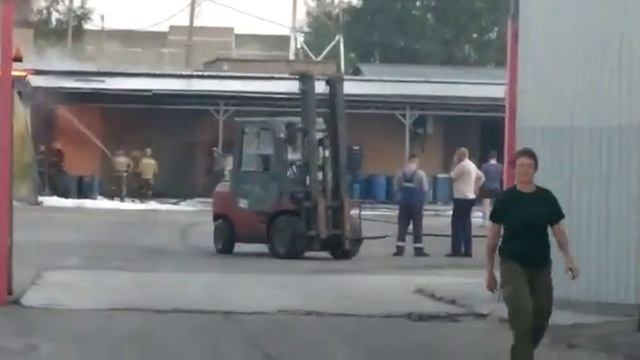 В Полянах загорелся склад лакокрасочных материалов смотреть онлайн