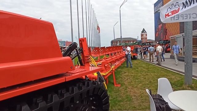 Трактор BELARUS 2103 с двигателем Д-260.4S2 и другая техника на «БЕЛАГРО-2022». Видео и фото сюжет. смотреть онлайн