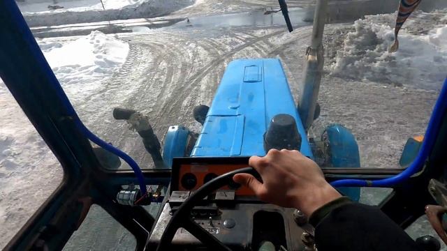 Сел за руль трактора МТЗ-80. Вытаскиваем прицеп! смотреть онлайн