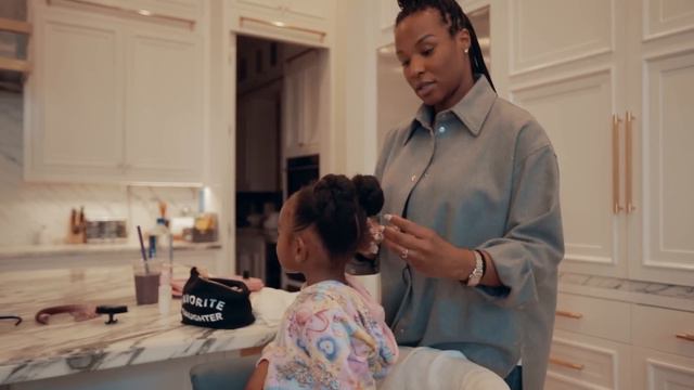 Fun Natural Hairstyles with Zhuri and Savannah James смотреть онлайн