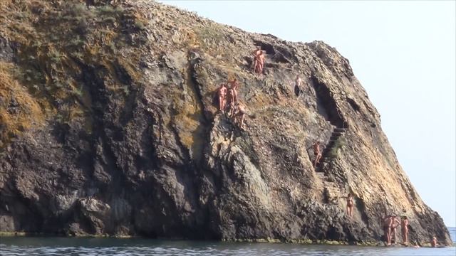 Сашка прыгает со скалы смотреть онлайн