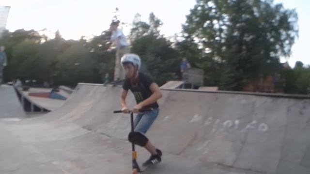 трюки на самокате - Даниил Ризманов, неиспользованные кадры, скейтпарк Юбилейного 20160901 смотреть онлайн