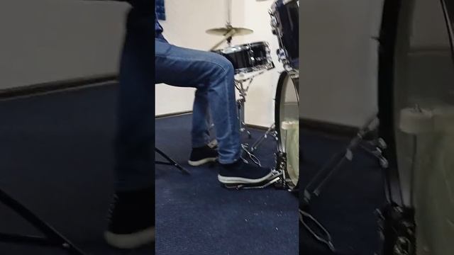 Упражнение для тренировки отскока палки, сравниваем 2техники игры ногой. смотреть онлайн