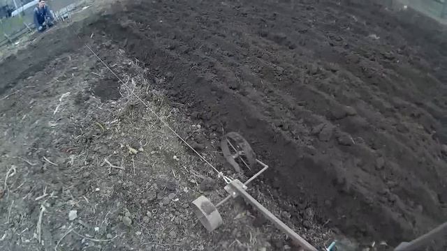 Вспашка огорода самодельным плугом, с помощью электро лебёдки с болгарки. смотреть онлайн