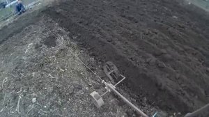 Вспашка огорода самодельным плугом, с помощью электро лебёдки с болгарки.