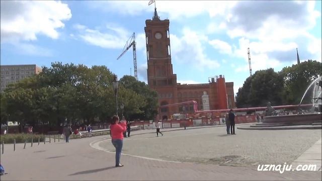 Мариенкирхе, фонтан и Ратуша на Александр платц смотреть онлайн