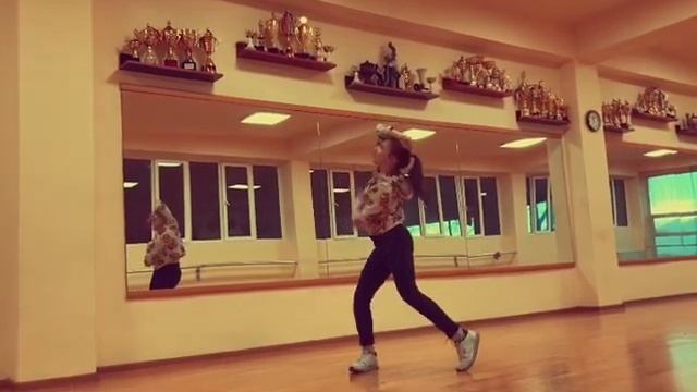 Ariana Grande - 7 rings - Dance смотреть онлайн