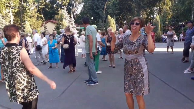 АХ, ТЮЛЬПАНЫ НЕЖНЫЕ ЦВЕТЫ!???/ТАНЦЫ В ПАРКЕ ГОРЬКОГО ХАРЬКОВ АВГУСТ 2021 смотреть онлайн