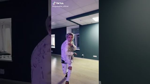 Делает вид что шарит на за Диор !? смотреть онлайн