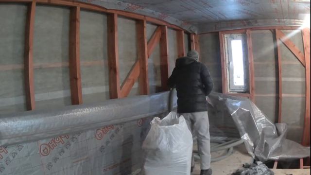 105 день. (01 марта 2019 г.) Задувал утеплитель между стоек. смотреть онлайн
