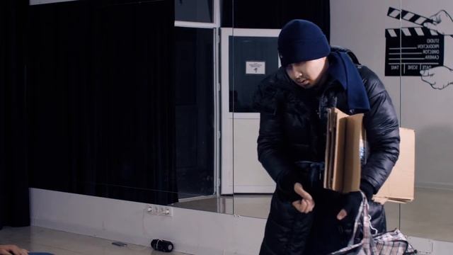 Бомж во дворе смотреть онлайн