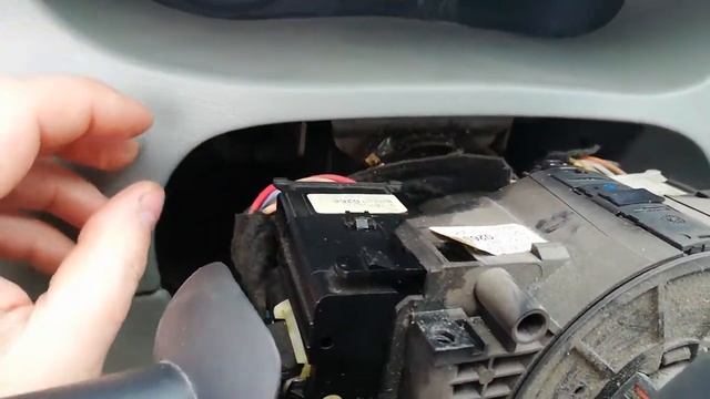 Снятие переключателя поворотов Опель Виваро 2004 г.в. Opel Vivaro смотреть онлайн