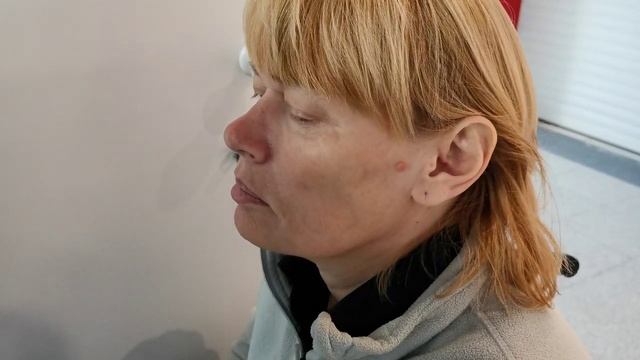 Жене прокололи уши