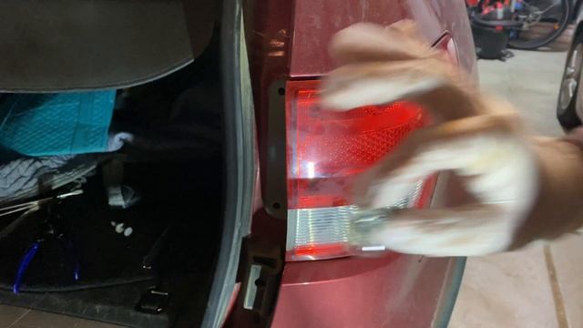 How to Replace a Rear Turn Signal Light on a Jeep Grand Cherokee WK2 смотреть онлайн